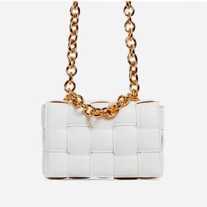 CHAIN DETAIL QUILTED SHOULDER BAG IN WHITE FAUX LEATHER